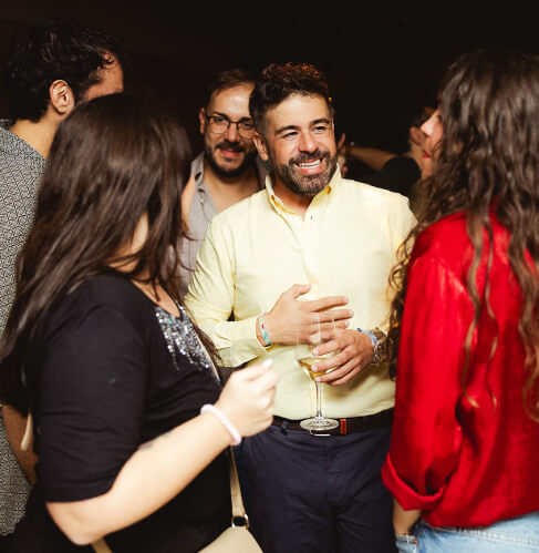 Grupo celebrando con copas en un evento corporativo nocturno en Sabbia