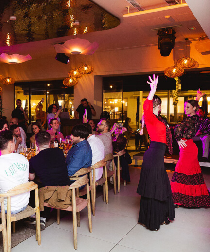 Espectáculo de flamenco entre las mesas durante una cena de grupo en Sabbia
