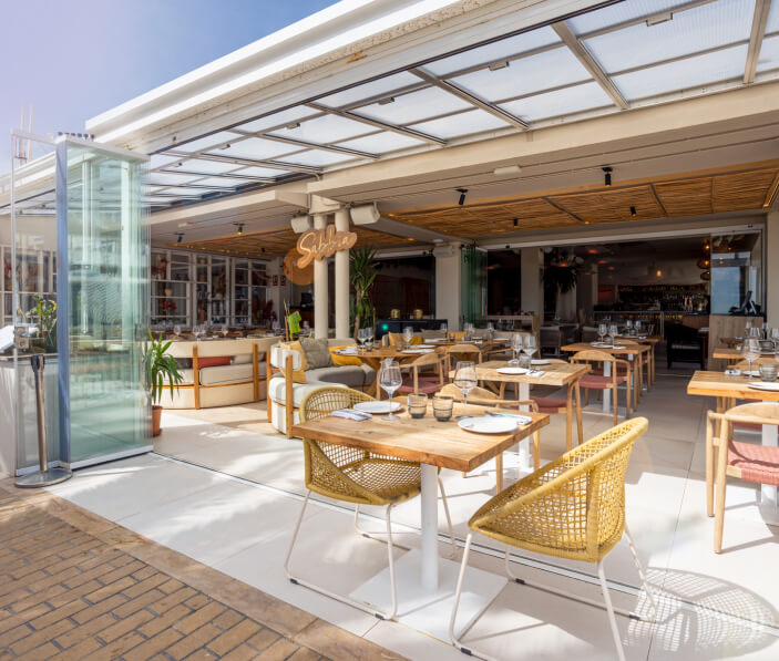 Terraza cubierta de Sabbia con mesas montadas para un evento