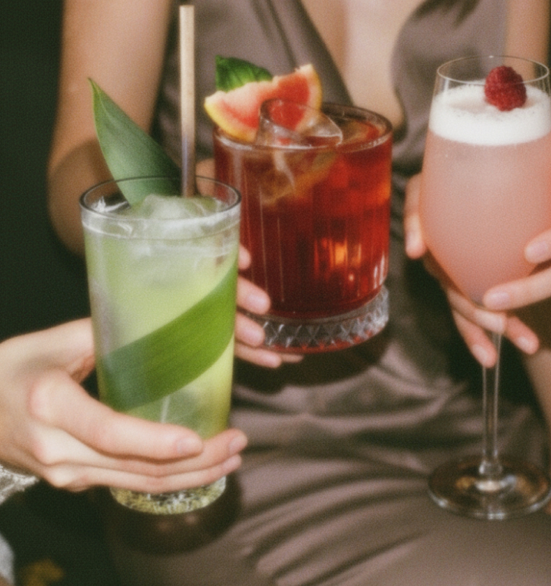 Tres cócteles de autor en vaso alto y copa decorados con fruta fresca