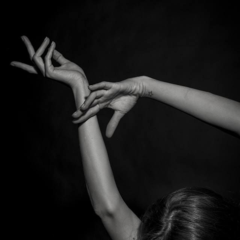 Manos de una bailarina durante un dinner show en Sabbia